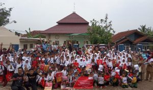 Sambangi SDN Mekar Jati, IVEC-Alfamart Bantu Murid tak Mampu