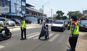 Ciptakan Rasa Aman, Polwan Cianjur Lakukan PAM Shalat Jumat