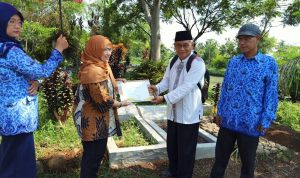 Hari Pahlawan, KPU Cianjur Ziarah ke Makam Anggota KPPS Hari Pahlawan, KPU Cianjur Ziarah ke Makam Anggota KPPS