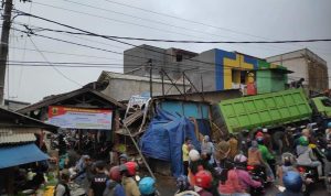 Gara-gara Mesin Mati, Truk Tronton Mundur Tabrak Kios di Gekbrong Cianjur