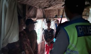 Tim Kemensos Sambangi Gubuk Reyot Mak Kiyah Tim Kemensos Sambangi Gubuk Reyot Mak Kiyah