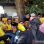 Warga Berebut Air Bekas Cucian Gong Sekati Keraton Kanoman