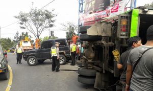 Rem Blong, Truk Tabrak Avanza dan Mobil Derek di Ciloto