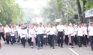 Ribuan Warga Ikuti Jalan Sehat Hari Ibu di Gedung Sate