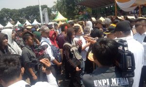 Bawa Lamaran, Ribuan Pencaker Antri Sejak Pagi