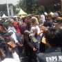 Bawa Lamaran, Ribuan Pencaker Antri Sejak Pagi