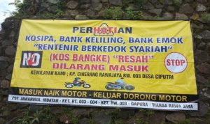 Warga Ciherang Cianjur Pasang Baliho Tolak Rentenir