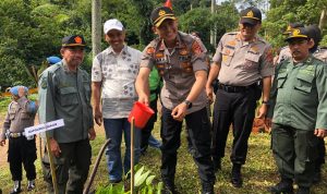 Polres Cianjur Tanam 8.042 Bibit Pohon