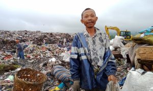 Raih Rupiah Ditengah Tumpukan Sampah