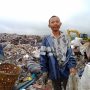 Raih Rupiah Ditengah Tumpukan Sampah