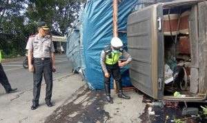 Diduga Rem Blong, Truk Fuso Terguling di Gekbrong Cianjur