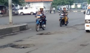 Prihatin, Jalan di Terminal Pasir Hayam Cianjur Berlubang