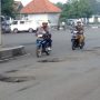 Prihatin, Jalan di Terminal Pasir Hayam Cianjur Berlubang