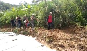 Anggota Kodim 0608/Cianjur Tandu Warga Sejauh Dua Kilometer