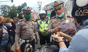 Polres Cianjur Bagikan Hand Sanitizer ke Warga