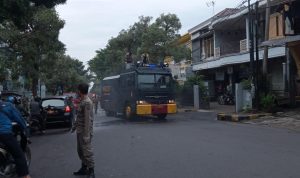 Cegah Covid-19, Pemkab Cianjur Gunakan Kendaraan Water Canon Semprot Disinfektan