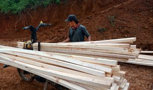 Gunakan Motor Modifikasi, Warga Angkut Material Bangunan ke Lokasi TMMD