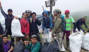 Aksi Operasi Sampah GPO-Montana di Jalur Pendakian Gunung Gede Pangrango