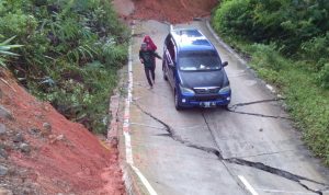 Jalan Amblas di Pagelaran Cianjur, Satu Mobil Terjebak