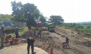 Jalan Nasional di Tomo Sumedang Amblas, Polisi Berlakukan Buka Tutup