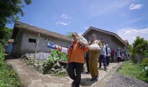 Panggul Karung Beras, Plt Bupati Cianjur Antar Langsung Bantuan Sembako ke Rumah Warga