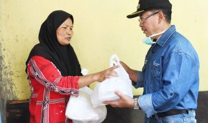 Turun Langsung Bagikan Bantuan Paket Sembako, Ini Penjelasan Plt Bupati Cianjur