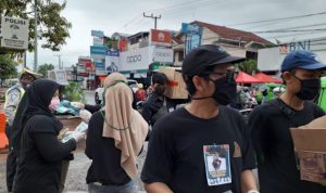 Alumni SMAN 1 Ciranjang Bagikan Masker ke Warga Tak Mampu