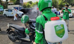 Lawan Korona, Grab Cianjur Bagi-bagi Masker dan Semprot Disinfektan