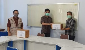 Peduli Petugas Medis, BPC Serahkan Bantuan 500 Masker ke Dinkes Cianjur