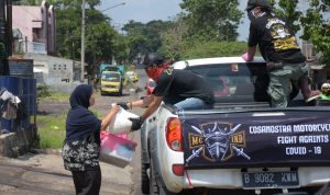 Peduli Sesama, Bikers Cosanostra Cianjur Bagi-bagi Sembako