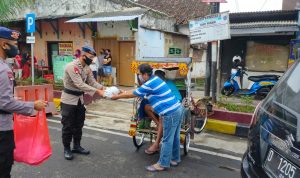 Bhakti Brimob dan Forkompinda Bagikan Nasi Bungkus ke Warga di Cianjur