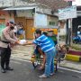 Bhakti Brimob dan Forkompinda Bagikan Nasi Bungkus ke Warga di Cianjur