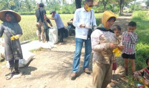 Kang Tb Mulyana Bagi-bagi Masker ke Petani