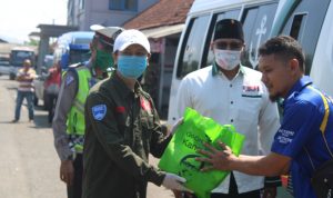 Jelang Ramadan, Kang Lepi Bagikan Paket Mie Instan dan Telur