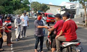 Perumdam Tirta Mukti Cianjur Bagi-bagi Takjil