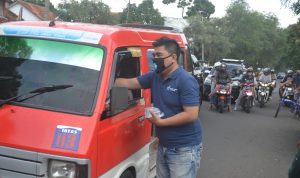 Hari ke 26 Ramadan, Perumdam Tirta Mukti Cianjur Berbagi Takjil