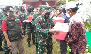Baksos di Cipanas Cianjur, TNI Bagikan Sembako dan APD Baksos di Cipanas Cianjur, TNI Bagikan Sembako dan APD