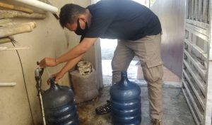 Pipa PDAM yang Bocor Lagi Diperbaiki, Warga Cianjur Kota Cari Air Pakai Galon