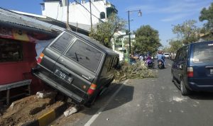 Hindari Sepeda Motor, Mobil Kijang Naik ke Atas Trotoar Hindari Sepeda Motor, Mobil Kijang Naik ke Atas Trotoar