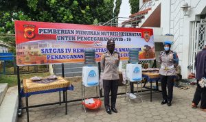 Polres Cianjur Bagikan Minuman Nutrisi ke Jamaah Salat Jumat