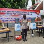 Polres Cianjur Bagikan Minuman Nutrisi ke Jamaah Salat Jumat