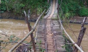 Tolong Diperbaiki, Tiga Jembatan Gantung di Waringinsari Takokak Cianjur Memprihatinkan