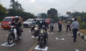 Cegah Covid-19, Satlantas Polres Cianjur Pasang Tanda Jaga Jarak di Lampu Merah