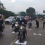 Cegah Covid-19, Satlantas Polres Cianjur Pasang Tanda Jaga Jarak di Lampu Merah