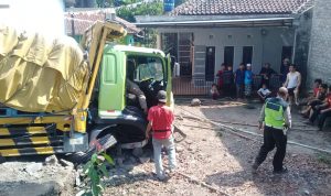 Rem Blong, Truk Semen Hantam Rumah dan Sepeda Motor di Gekbrong Cianjur