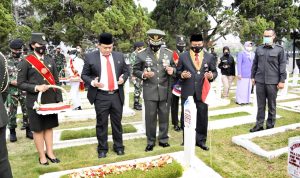 Peringati HUT TNI Uu Ziarah ke Makam Pahlawan