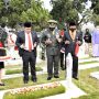 Peringati HUT TNI Uu Ziarah ke Makam Pahlawan