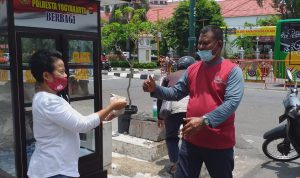 Berbagi Di Tengah Pandemi, Polresta Yogyakarta Sediakan Nasi Bungkus Gratis Setiap Hari Berbagi Di Tengah Pandemi, Polresta Yogyakarta Sediakan Nasi Bungkus Gratis Setiap Hari