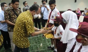 Cegah Putus Sekolah, Budhy Setiawan Salurkan Beasiswa Pendidikan