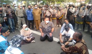 Duduk di Jalan, Anggota DPRD Cianjur Dengarkan Aspirasi Buruh